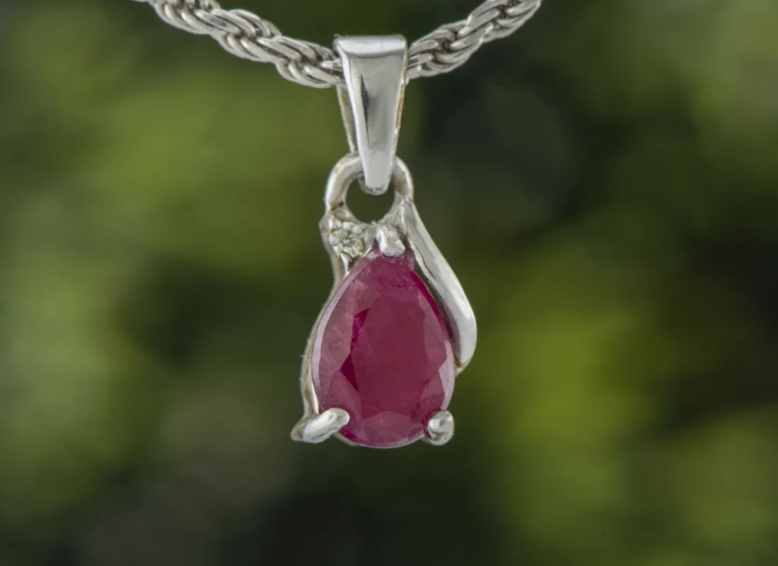 Сребърна висулка с Рубин